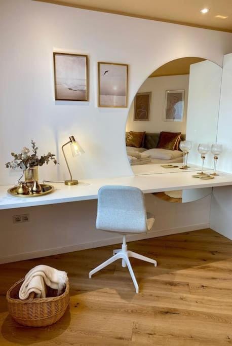 Komfort - Suite zentral, mit Balkon und Waschmaschine Apartment in Neuss