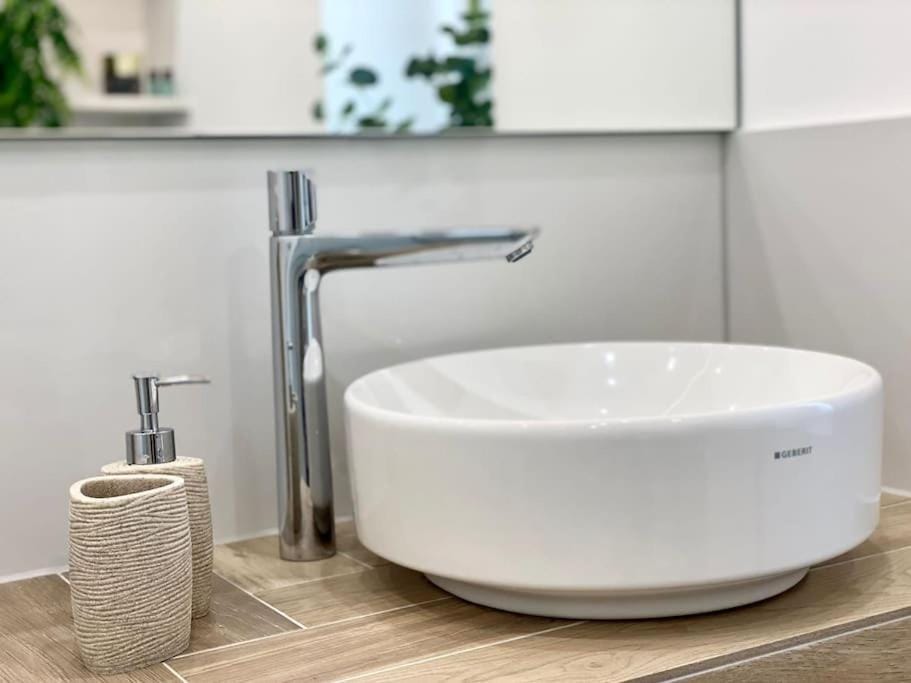 Komfort - Suite zentral, mit Balkon und Waschmaschine Apartment in Neuss
