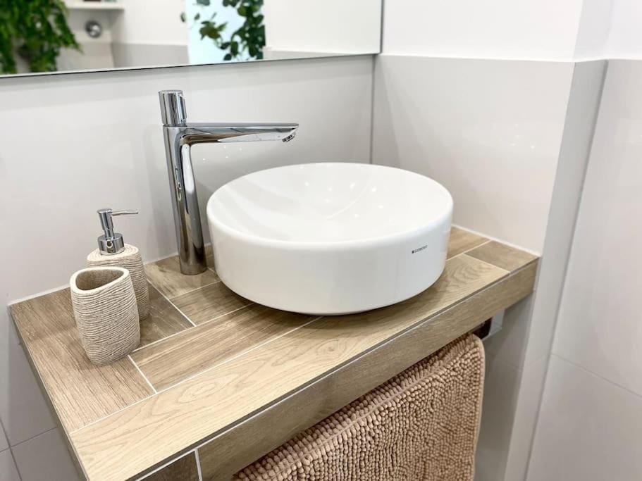 Komfort - Suite zentral, mit Balkon und Waschmaschine Apartment in Neuss