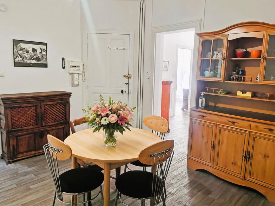 Dining area, Meals