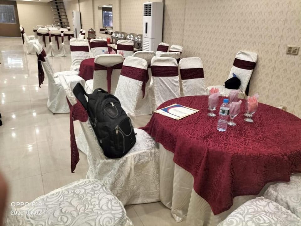 Restaurant/places to eat, Restaurant/places to eat, Banquet/Function facilities
