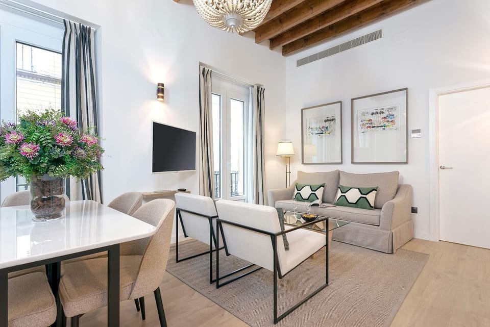 TV and multimedia, Living room, Seating area, Dining area
