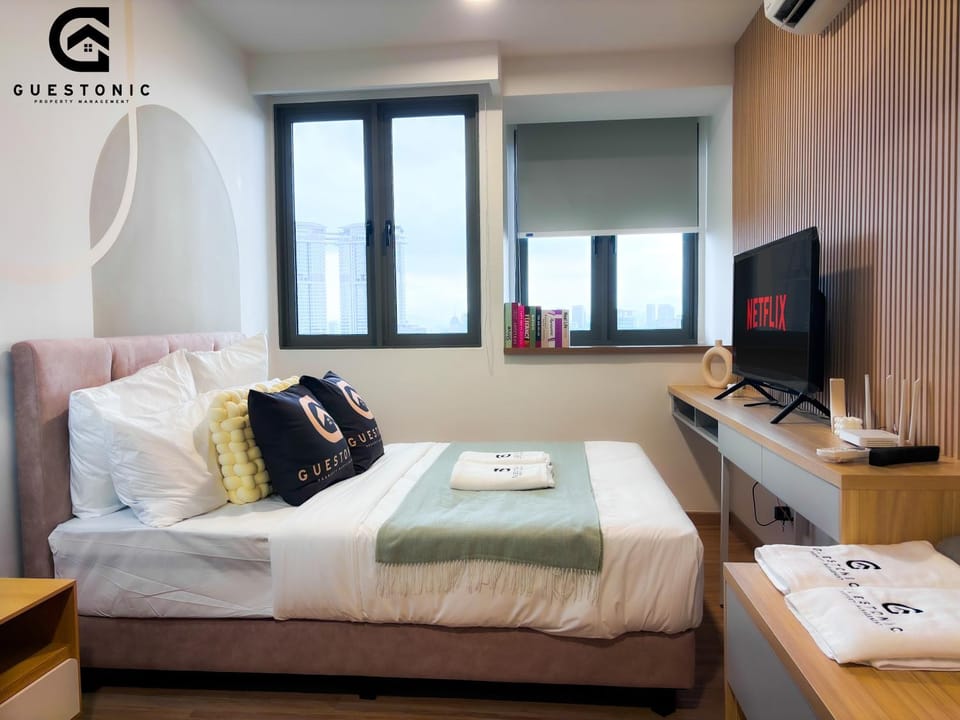 Bed, TV and multimedia, Evening entertainment, Bedroom, towels, air conditioner