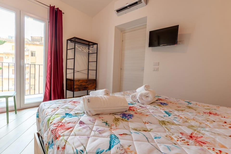 Bed, TV and multimedia, Photo of the whole room, Bedroom
