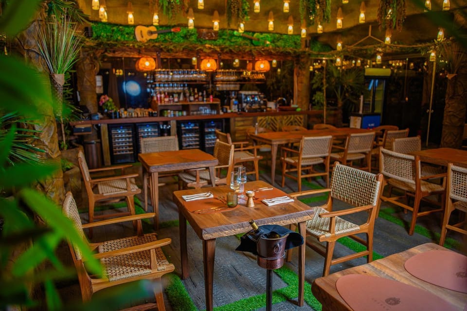 Restaurant/places to eat, Food and drinks, Dining area