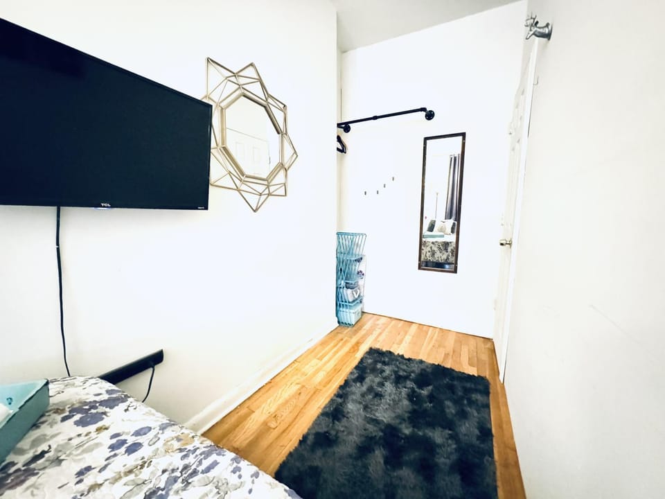 UES Manhattan ROOM #2 in Shared Apartment Bed and Breakfast in Roosevelt Island