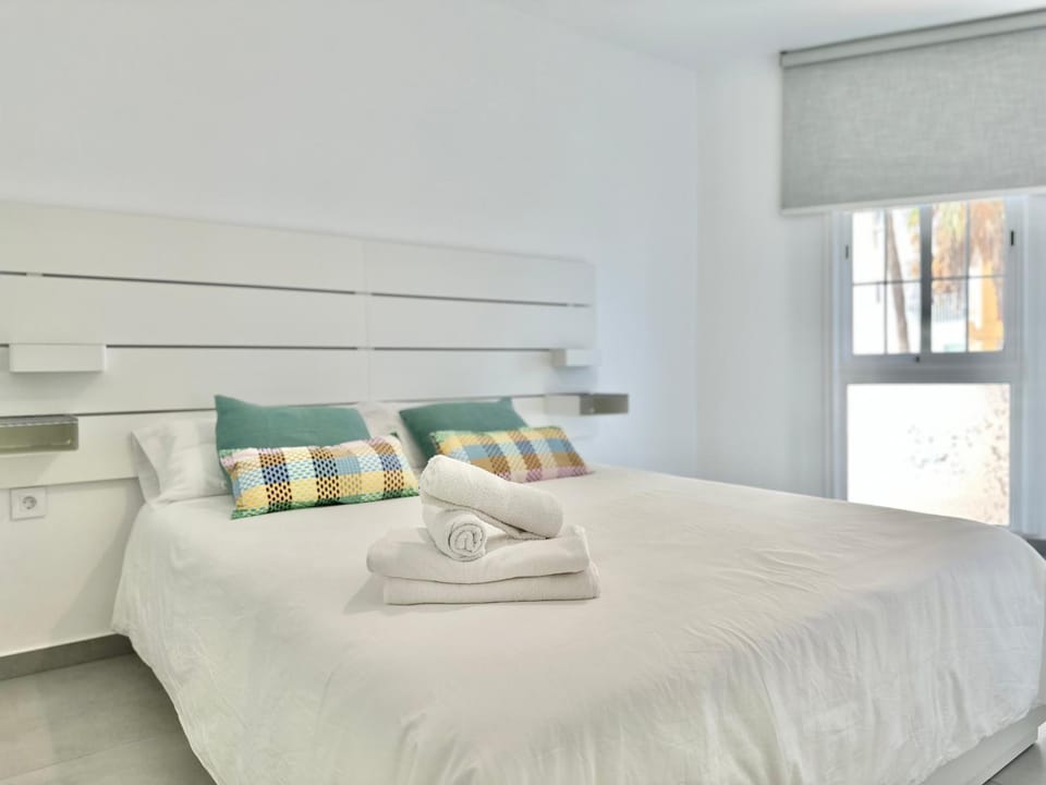 Bed, Bedroom, towels