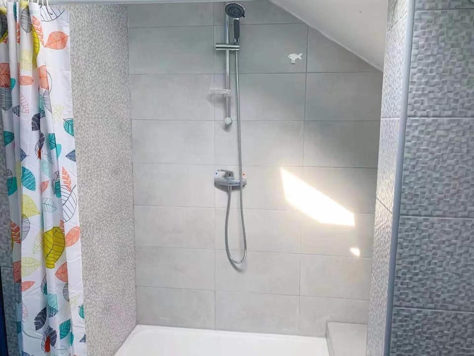 Rainbow Villa, One bed in shared dormitory room, please choose male or female room correctly, not mixed, check in from 16h00 to 23h50 Hostel in Vitry-sur-Seine