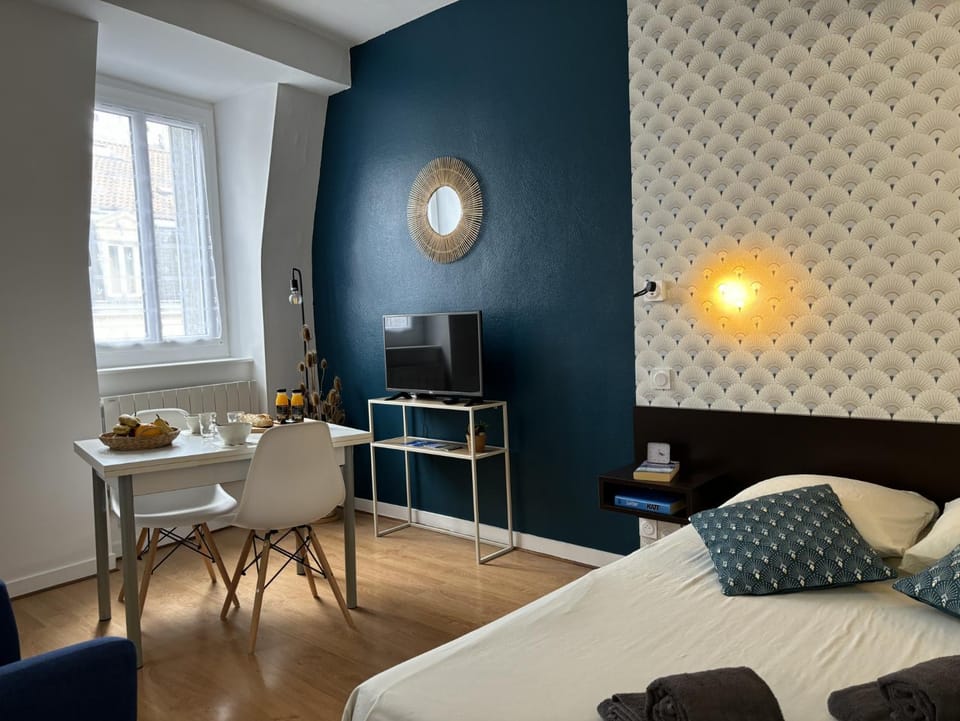 Bed, TV and multimedia, Photo of the whole room, Seating area, Dining area, Bedroom