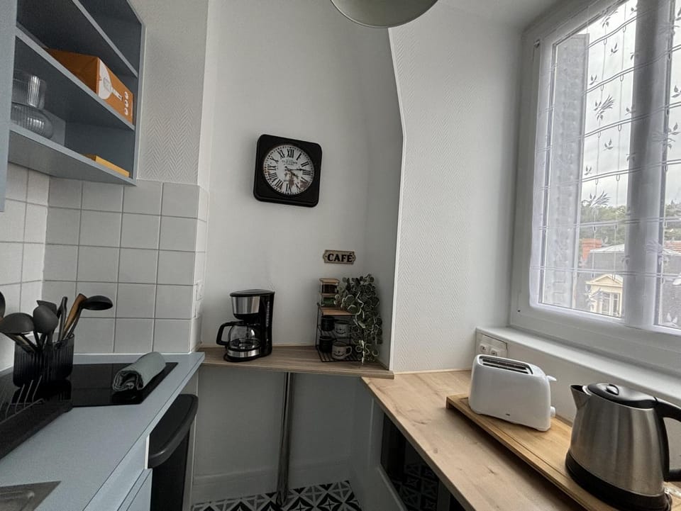Coffee/tea facilities, Kitchen or kitchenette, microwave, stove, toaster