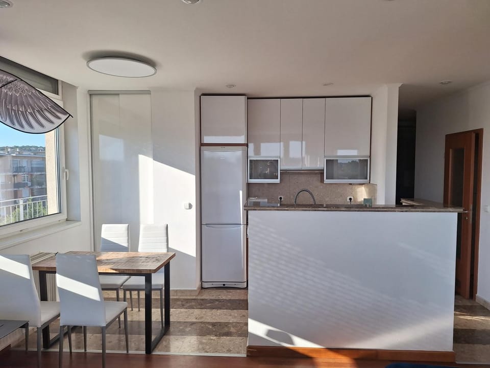 Kitchen or kitchenette, Seating area, Dining area, minibar, oven, stove