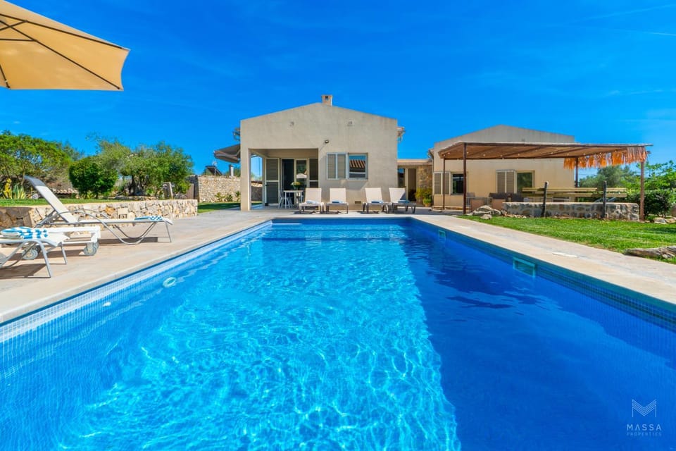 Patio, Off site, Natural landscape, Garden, Solarium, View (from property/room), Garden view, Mountain view, Pool view, Swimming pool, sunbed, towels