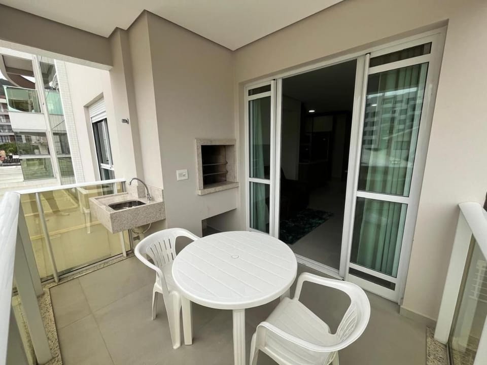 cód 99 - Excelente apartamento 100 metros da praia Apartment in Florianopolis