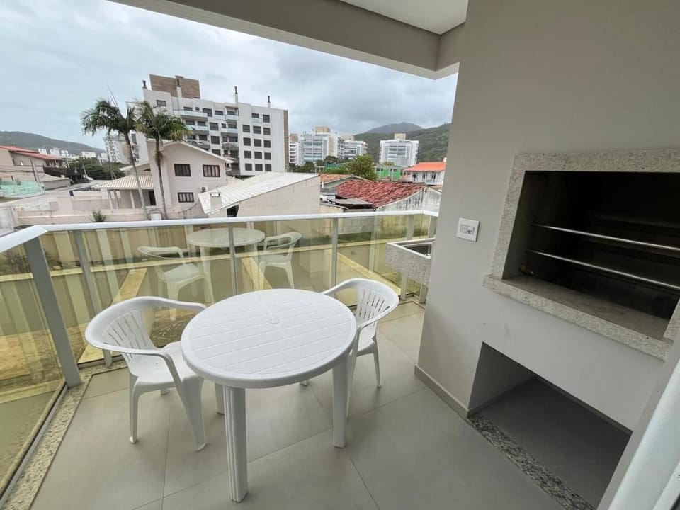 cód 99 - Excelente apartamento 100 metros da praia Apartment in Florianopolis