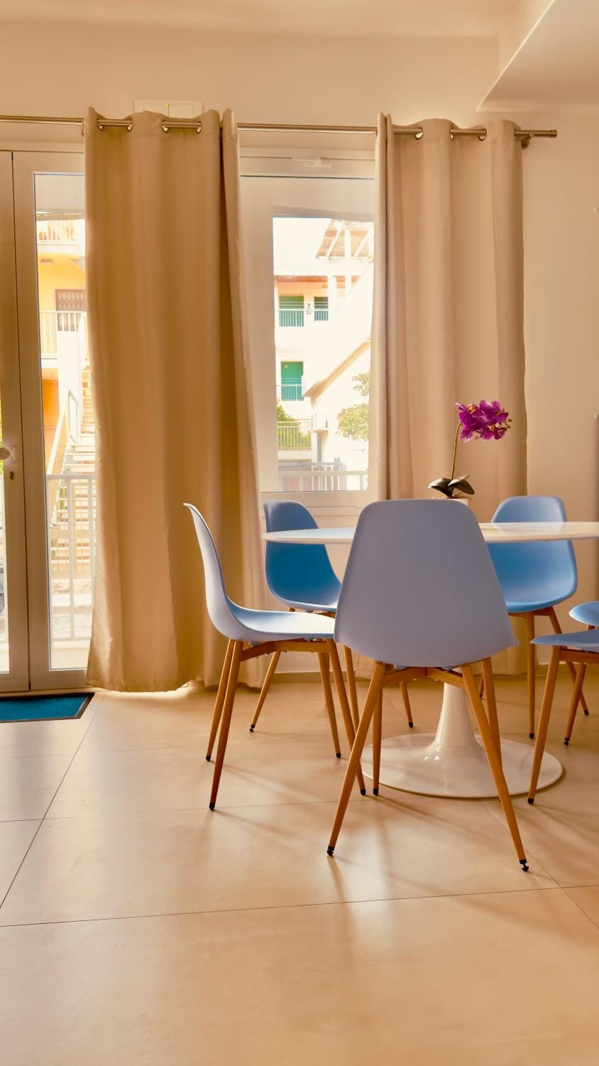 Living room, Seating area, Dining area, Breakfast