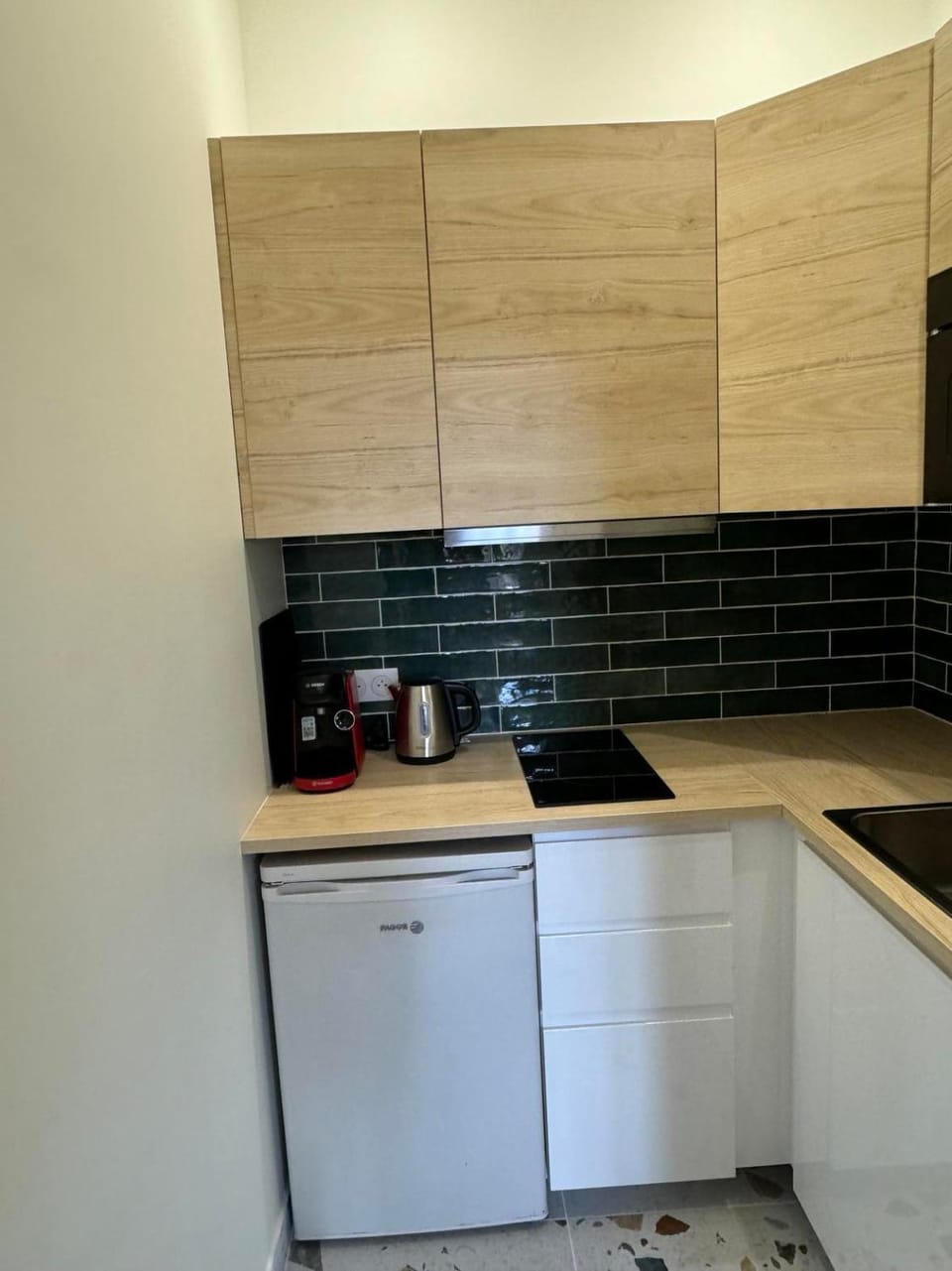 Coffee/tea facilities, furniture, microwave, oven, storage, stove, toaster, washing machine, kitchen