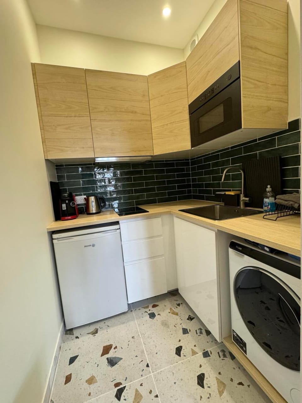 Kitchen or kitchenette, Decorative detail, Meals, furniture, internet, pet friendly, storage, stove, toaster, washing machine, washing machine, washing machine