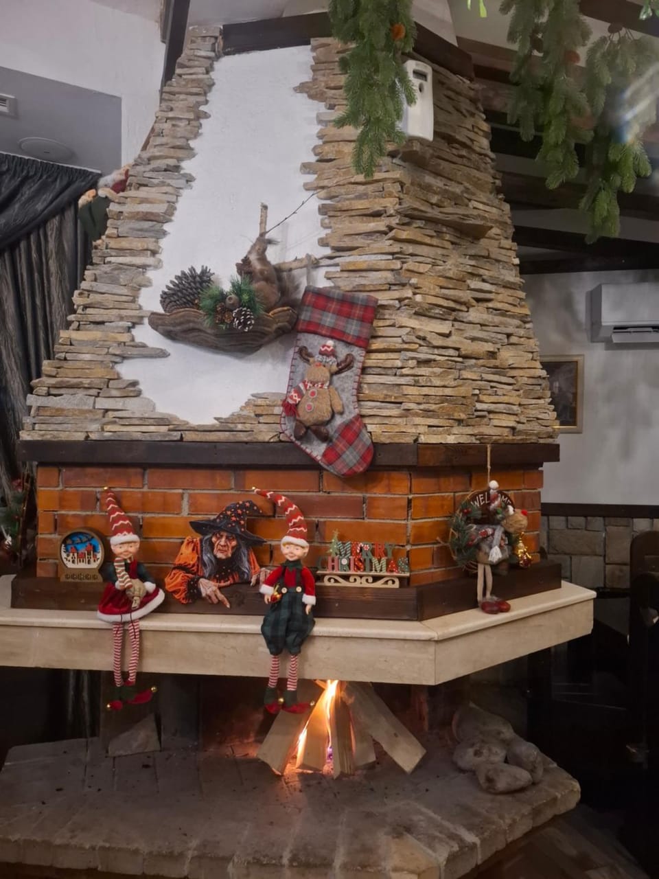 Restaurant/places to eat, fireplace