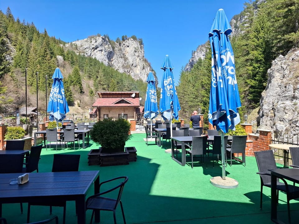 Restaurant/places to eat, Balcony/Terrace