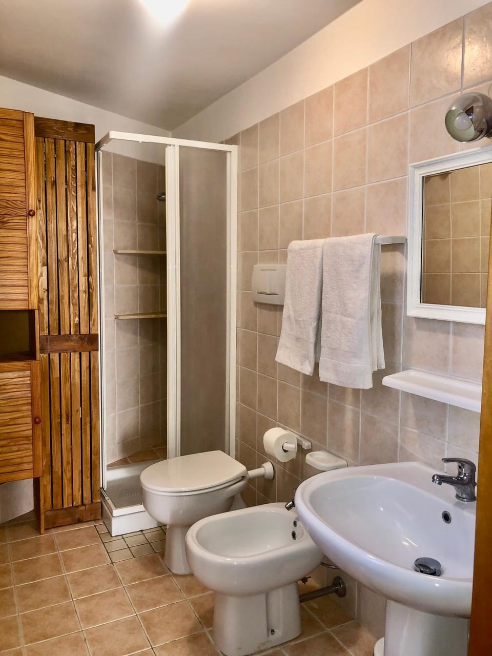Shower, Toilet, Bathroom, bidet, towels