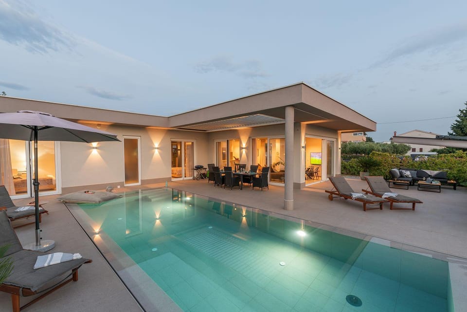 Exquisite Villa mit Panoramablick aufs Meer, Salzwasserpool mit Gegenstromanlage, BBQ House in Istria County