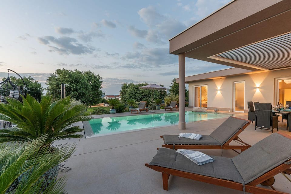 Exquisite Villa mit Panoramablick aufs Meer, Salzwasserpool mit Gegenstromanlage, BBQ House in Istria County