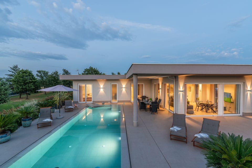 Exquisite Villa mit Panoramablick aufs Meer, Salzwasserpool mit Gegenstromanlage, BBQ House in Istria County