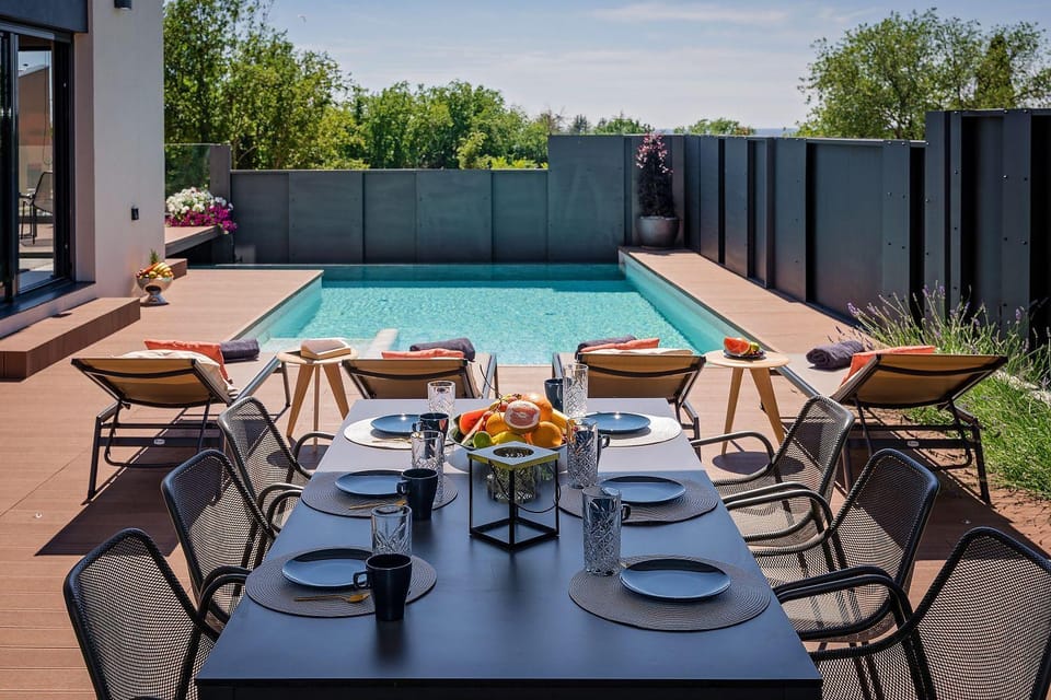 Noble strandnahe Villa mit Meerblick, Privatpool, Gym, nur 700 Meter zum Strand House in Poreč