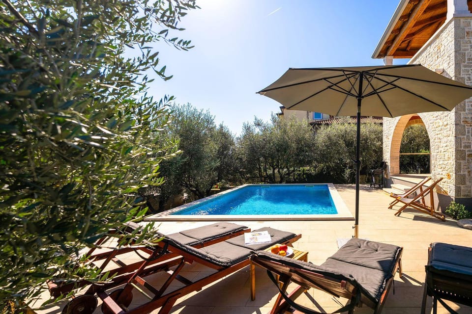 Idyllische Villa mit Panorama Meerblick, Privatpool, Babybett, Aussendusche, umgeben von Oleander und Oliven House in Istria County