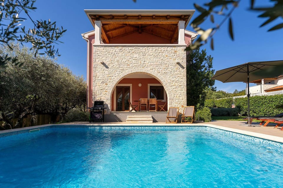 Idyllische Villa mit Panorama Meerblick, Privatpool, Babybett, Aussendusche, umgeben von Oleander und Oliven House in Istria County