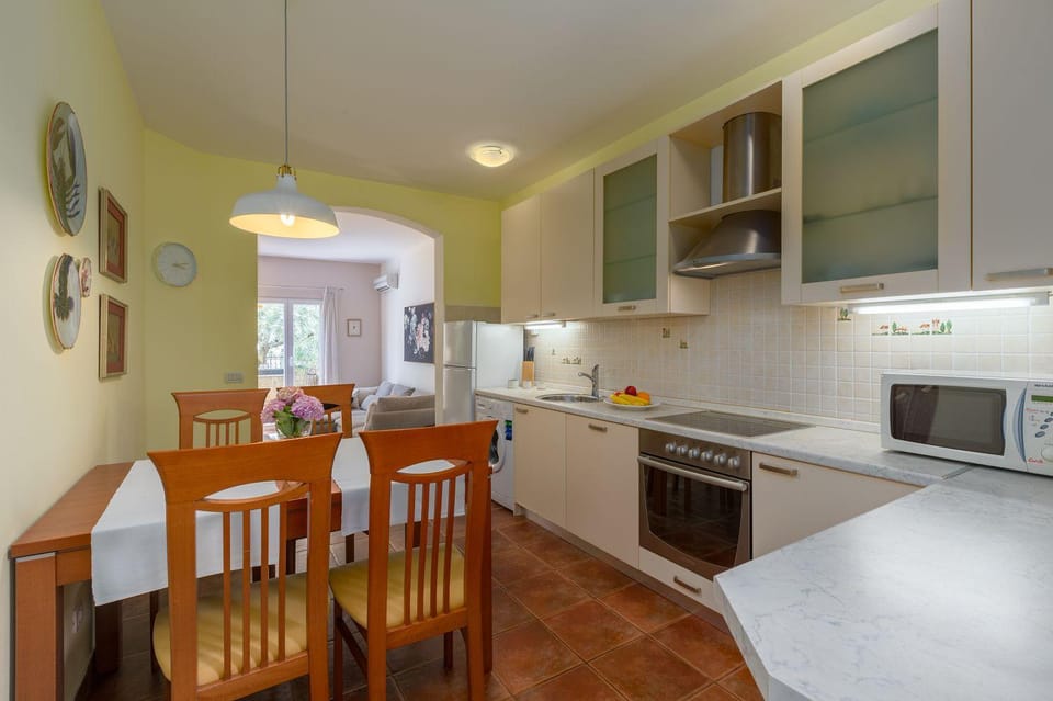 Mediterranes Ferienhaus mit Loungebett, BBQ, privatem Garten, Waschmaschine, klimatisierten Schlafzimmern House in Istria County