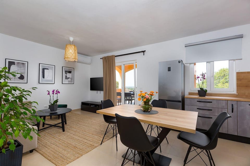 Charmantes Ferienhaus mit Meerblick, 2 Fahrraeder, Grill, privater Balkon, Waschmaschine House in Istria County