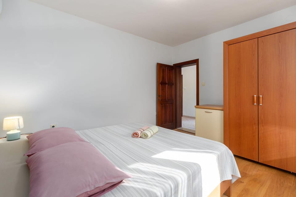 Komfortables Apartment wenige Minuten zur Altstadt von Porec und zum Strand mit Garten Apartment in Poreč