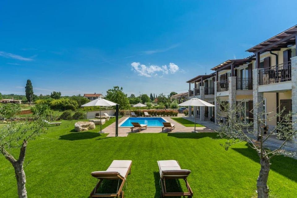 Komfortables Apartment mit Whirlpool, Pool, Klima, privater Terrasse - nur 5 km bis Porec Apartment in Istria County