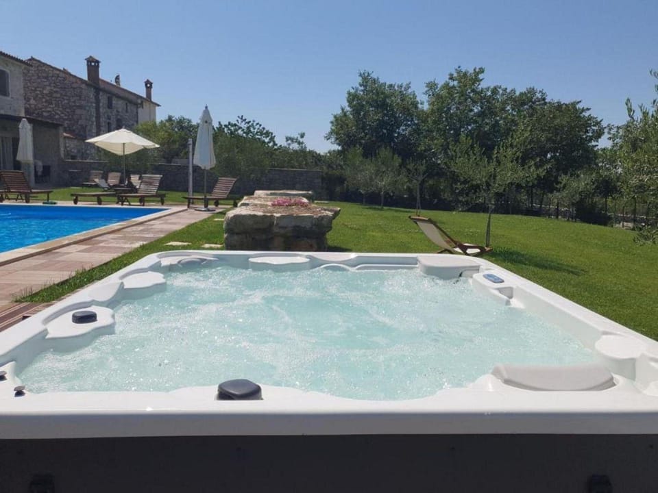Komfortables Apartment mit Whirlpool, Pool, Klima, privater Terrasse - nur 5 km bis Porec Apartment in Istria County