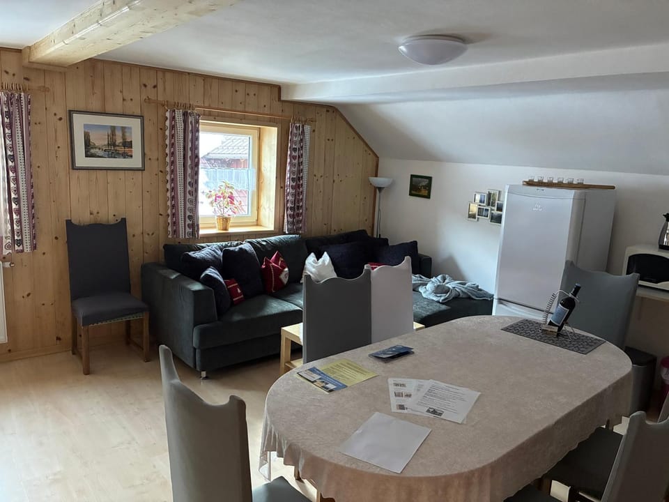 TV and multimedia, Living room, Seating area, Dining area