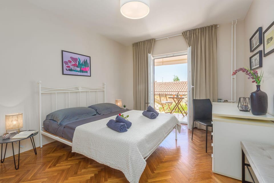 Frisch renoviertes Apartment wenige Gehminuten vom Strand mit privatem Balkon, Klima, Grill, WiFi Apartment in Poreč