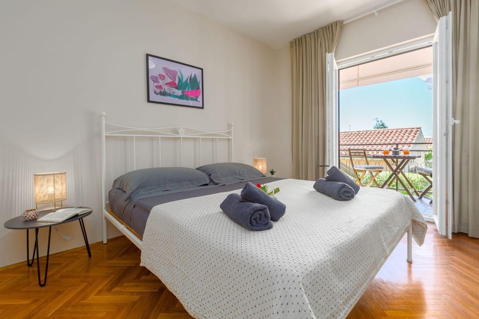 Frisch renoviertes Apartment wenige Gehminuten vom Strand mit privatem Balkon, Klima, Grill, WiFi Apartment in Poreč