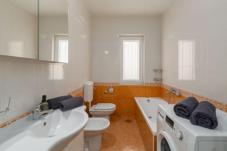 Frisch renoviertes Apartment wenige Gehminuten vom Strand mit privatem Balkon, Klima, Grill, WiFi Apartment in Poreč