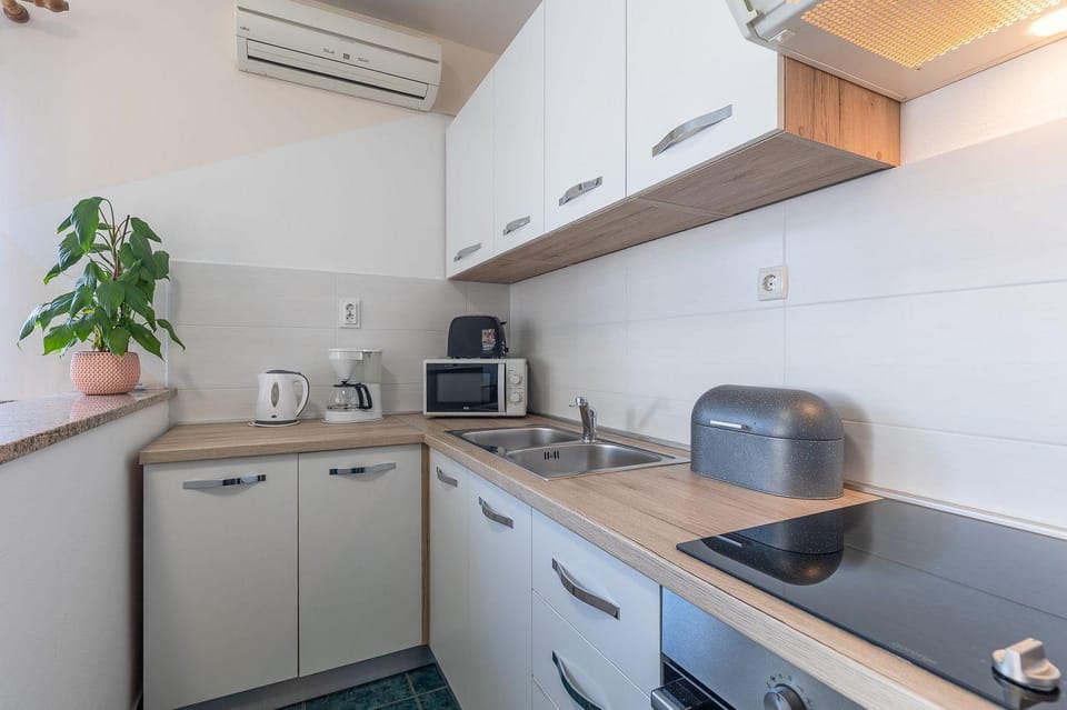 Charmantes Apartment mit privatem Balkon, Klima, Grill, WiFi, nur wenige Minuten zum Strand Apartment in Poreč