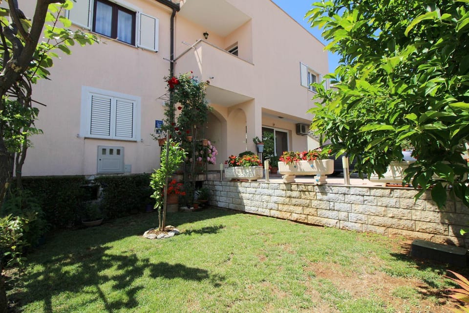 Charmantes Apartment mit privatem Balkon, Klima, Grill, WiFi, nur wenige Minuten zum Strand Apartment in Poreč
