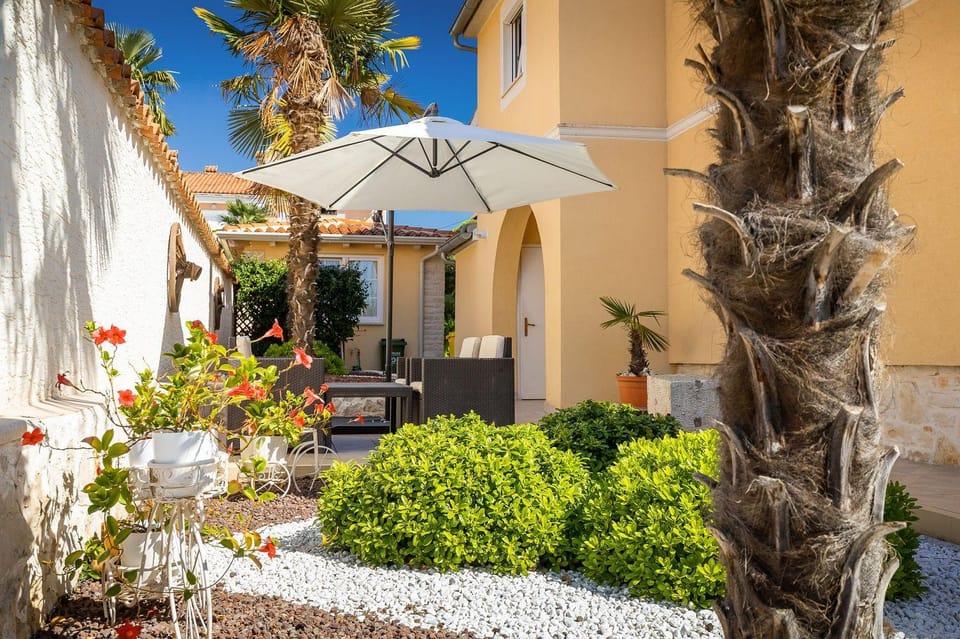 Idyllisches Apartment mit mediterranem Garten, BBQ - nur 15 Minuten zum Strand Apartment in Poreč