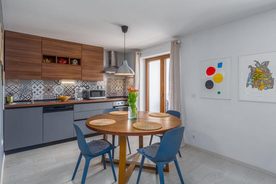 Modernes Apartment mit Meerblick, stylischem Interieur, privatem Balkon, Grill, Klima, WiFi Apartment in Poreč