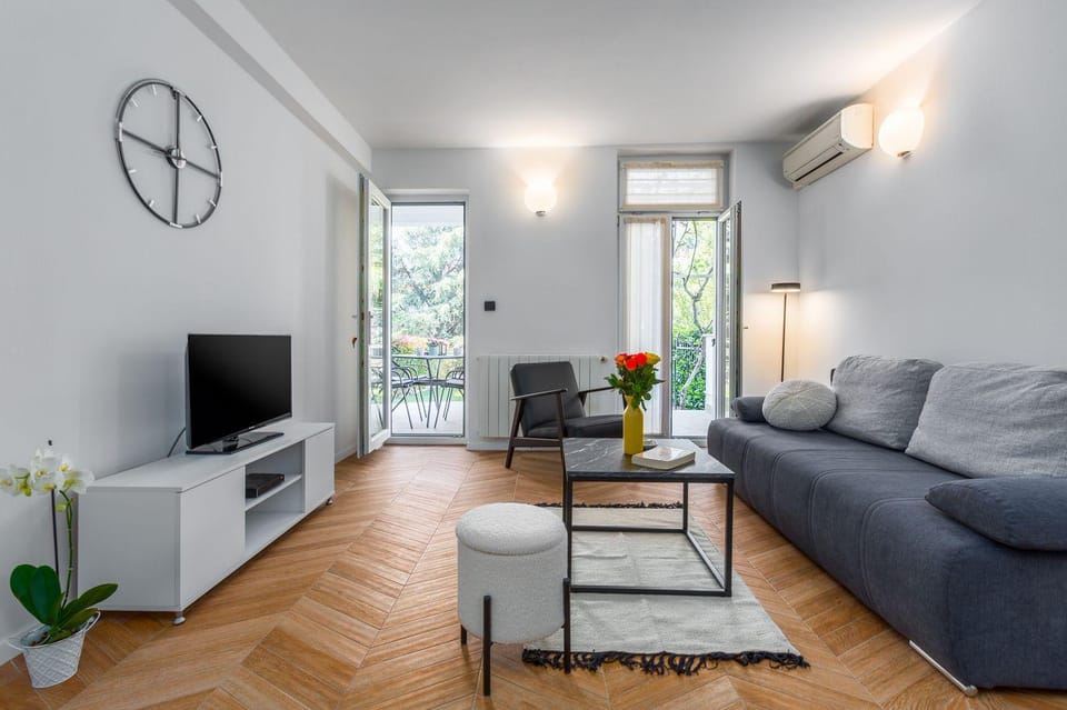 Malerisches Apartment mit mediterranem Garten - nur 450 Meter zum Strand Apartment in Poreč