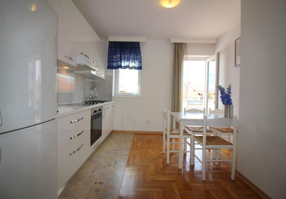 Helles Apartment nur 350 Meter zum Strand mit privatem Balkon und Meerblick Apartment in Poreč
