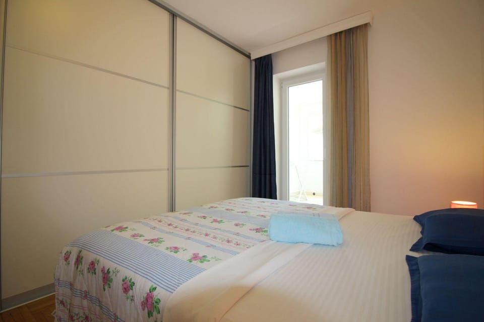 Helles Apartment nur 350 Meter zum Strand mit privatem Balkon und Meerblick Apartment in Poreč
