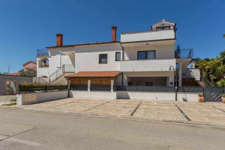 Traumhaftes Apartment mit Meerblick und privatem Balkon - nur 250 Meter zum Strand Apartment in Poreč