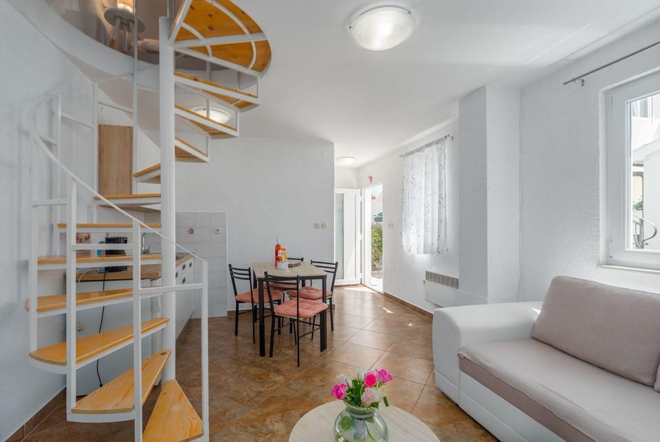 Besonderes Apartment mit eigener Galerie im Dachgeschoss - nur wenige Minuten zum Strand Apartment in Poreč