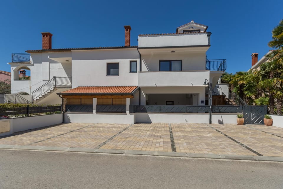 Modernes Apartment nur 250 Meter zum Strand mit privatem Balkon, Grill, WiFi Apartment in Poreč