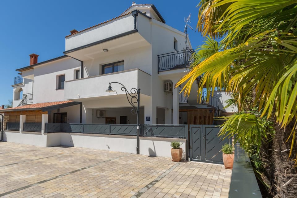 Modernes Apartment nur 250 Meter zum Strand mit privatem Balkon, Grill, WiFi Apartment in Poreč